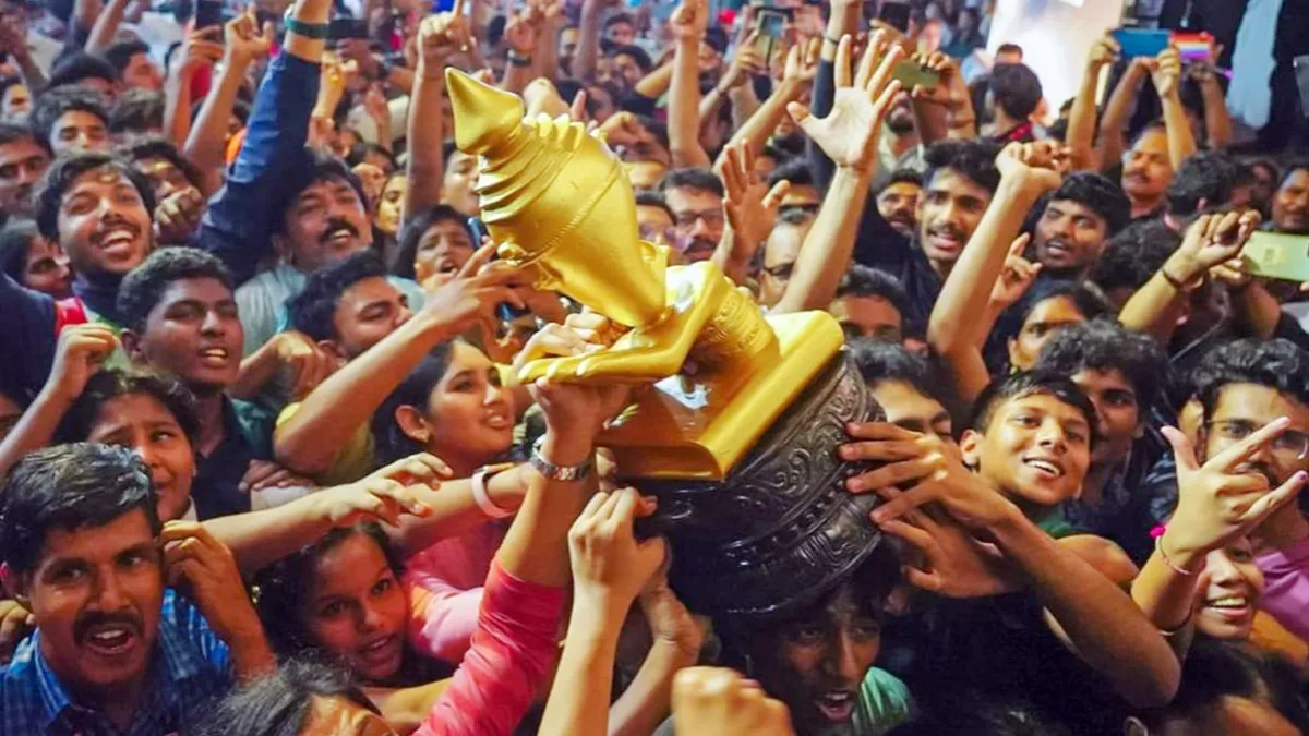 സ്കൂൾ കലോത്സവ വിജയം ആഘോഷിച്ച് നഗരം; സ്വർണക്കപ്പുമായി വിദ്യാർഥികളും അധ്യാപകരും വിജയാഘോഷയാത്ര നടത്തി