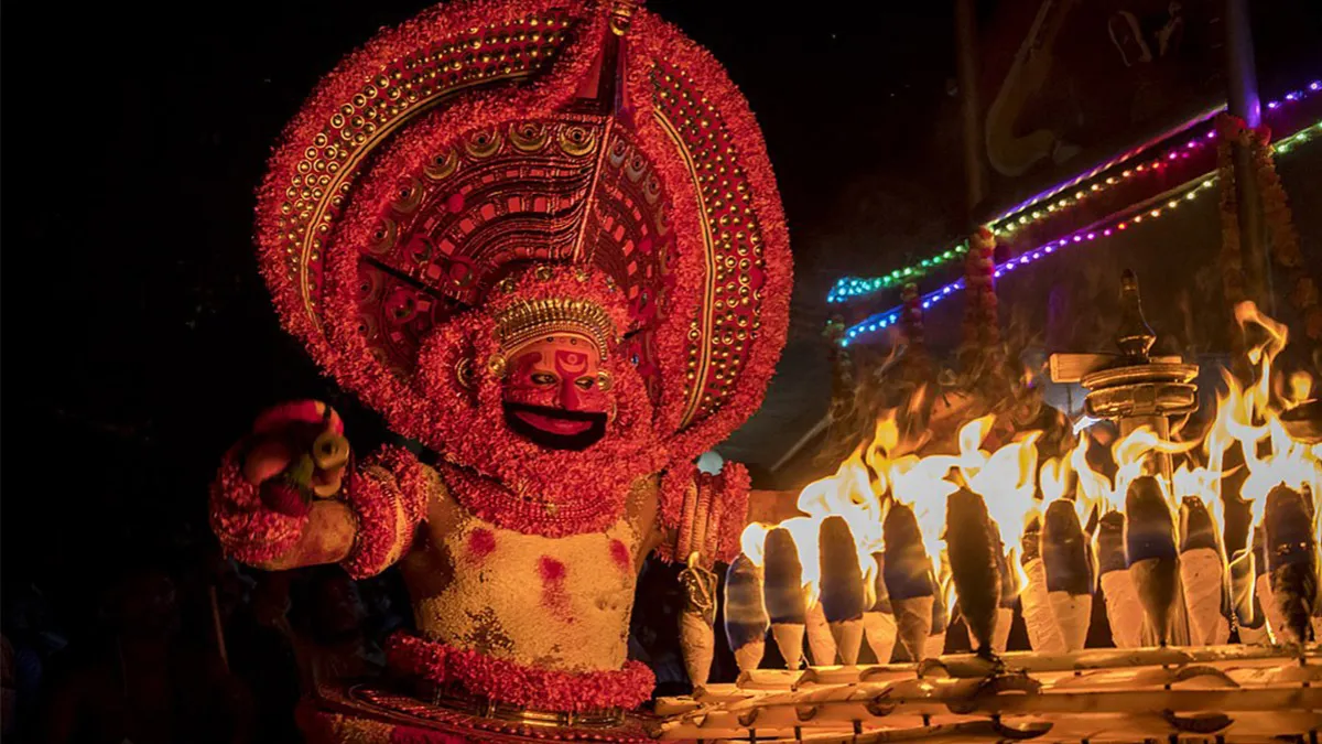 തുലാം മാസം വന്നതോടെ തെയ്യങ്ങളും കോമരങ്ങളും അനുഗ്രഹം ചൊരിയാനെത്തുന്നു