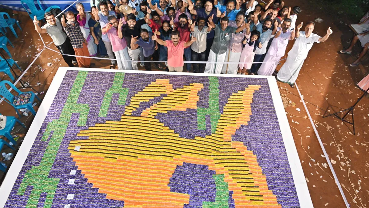 മിഠായി കടലാസുകൾ കൊണ്ട് സ്വർണ മത്സ്യത്തിന്റെ മൊസൈക് ചിത്രം തീർത്ത ഡോ. സുധീഷ് പയ്യോളിയ്ക്കു ഗിന്നസ് റെക്കോർഡ് 