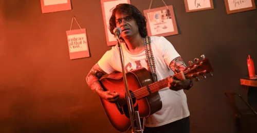 സലിൽ ഹട്ടന്റെ 'വിതേർഡ്‌ ലീഫ്'  വയോജനങ്ങളെ ആദരിക്കുന്നു