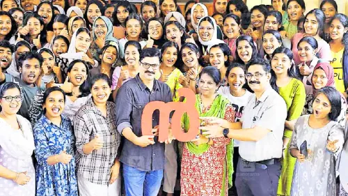 വെള്ളനൂർ കുന്നമംഗലം ഗവ. ആർട്സ് ആൻഡ് സയൻസ് കോളജിൽ അക്ഷരപ്രയാണ യാത്രക്ക് സ്വീകരണം നൽകി വിദ്യാർഥികളും അധ്യാപകരും.
