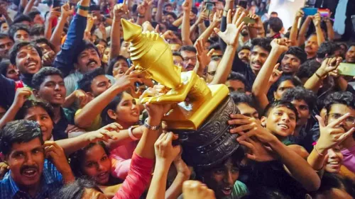 സ്കൂൾ കലോത്സവ വിജയം ആഘോഷിച്ച് നഗരം; സ്വർണക്കപ്പുമായി വിദ്യാർഥികളും അധ്യാപകരും വിജയാഘോഷയാത്ര നടത്തി