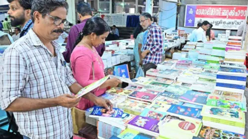 ജില്ലാ ലൈബ്രറി കൗൺസിൽ  വികസന സമിതി സംഘടിപ്പിച്ച പുസ്തകോത്സവത്തിൽ കവിയരങ്ങ് കവി വീരാൻകുട്ടി ഉദാഘാടനം ചെയ്തു