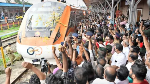 കേരളത്തിന്‌ അനുവദിച്ച രണ്ടാമത്തെ വന്ദേഭാരത്‌ എക്‌സ്‌പ്രസിന്‌  സ്വീകരണം നൽകി