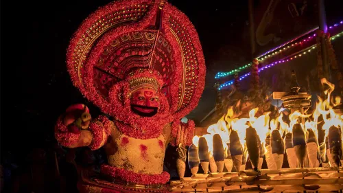 തുലാം മാസം വന്നതോടെ തെയ്യങ്ങളും കോമരങ്ങളും അനുഗ്രഹം ചൊരിയാനെത്തുന്നു
