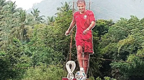 ഖത്തർ രാജാവിന്റെ കട്ടൗട്ട് ഉയർത്തി; തൊട്ടിൽപ്പാലം വേറിട്ട കാഴ്ചയൊരുക്കി