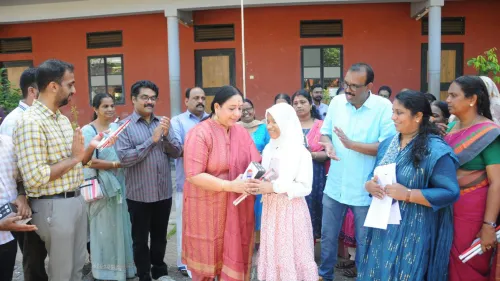 തിരഞ്ഞെടുത്ത 50 വിദ്യാർത്ഥികൾക്ക് വെള്ളിയാഴ്ച കോഴിക്കോട് ജില്ലാ കളക്ടർ സ്മാർട്ട് വൈറ്റ് കെയിൻ വിതരണം ചെയ്തു