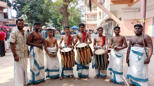 ഇത്തവണ ഹരിക്കുട്ടൻ കലോൽസവത്തിനെത്തിയത് ചെണ്ട കലാകാരന്മാരുടെ സംഘവുമായാണ് 