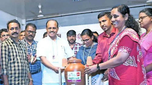 കലോത്സവ വേദിയിൽ കുടിവെള്ളവിതരണത്തിന്‌ ഉപയോഗിച്ച മൺ മൺകൂജകൾ പൊതുവിദ്യാലയങ്ങൾക്ക്‌ കൈമാറും
