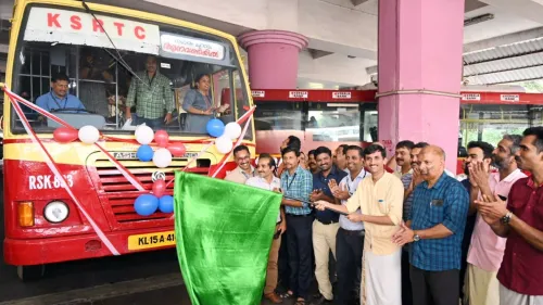 ‘കോ​ഴി​ക്കോ​ടി​നെ അ​റി​യാ​ൻ സാ​മൂ​തി​രി​യു​ടെ നാ​ട്ടി​ലൂ​ടെ ഒ​രു യാ​ത്ര’ ബ​സ് സ​ർ​വി​സ് ജി​ല്ല ക​ല​ക്ട​ർ ഫ്ലാ​ഗ് ഓ​ഫ് ചെ​യ്തു