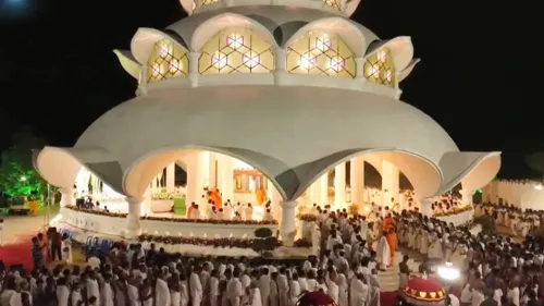 നീലാകാശത്തിലേക്കു വിടരുന്ന താമര പോലെയുള്ള വിശ്വജ്ഞാന മന്ദിരത്തിൽ ഭക്തർ ദീപപ്രദക്ഷിണം നടത്തി