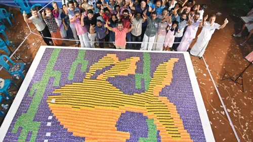 മിഠായി കടലാസുകൾ കൊണ്ട് സ്വർണ മത്സ്യത്തിന്റെ മൊസൈക് ചിത്രം തീർത്ത ഡോ. സുധീഷ് പയ്യോളിയ്ക്കു ഗിന്നസ് റെക്കോർഡ് 