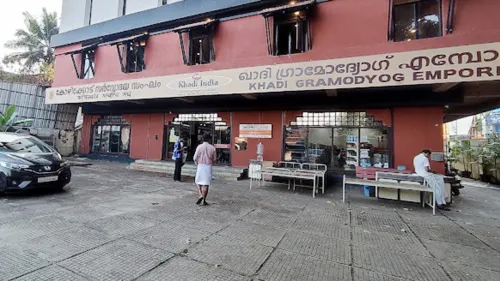 ഖാദി എംപോറിയത്തിൽ ഖാദി ഓണം മേള