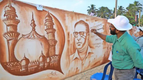 റെക്കോർഡിലേക്ക്‌ നടന്നുകയറി 72 കലാകാരന്മാർ ‘മണ്ണിൻ വർണ വസന്തം’ എന്ന കൂറ്റൻ ക്യാൻവാസിൽ ചേർന്നൊരുക്കിയ മൺചിത്രം 