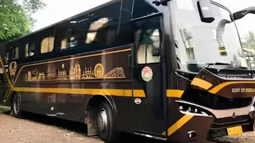 നവകേരള ബസ് പൊതുജനങ്ങൾക്ക് സേവനം നൽകാനുള്ള തയ്യാറെടുപ്പിൽ 