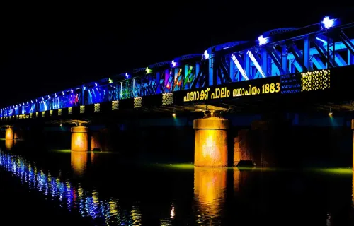 ദീപാലംകൃതമായ ഫെറോക് പഴയപ്പാലം  നാടിനു സമർപ്പിച്ചു