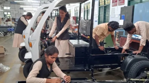 ഖരമാലിന്യ ശേഖരണത്തിനായി നിർമ്മിച്ച മുപ്പതോളം ഇലക്ട്രിക് ഓട്ടോറിക്ഷകൾ വ്യാഴാഴ്ച ഫ്ലാഗ് ഓഫ് ചെയ്യും